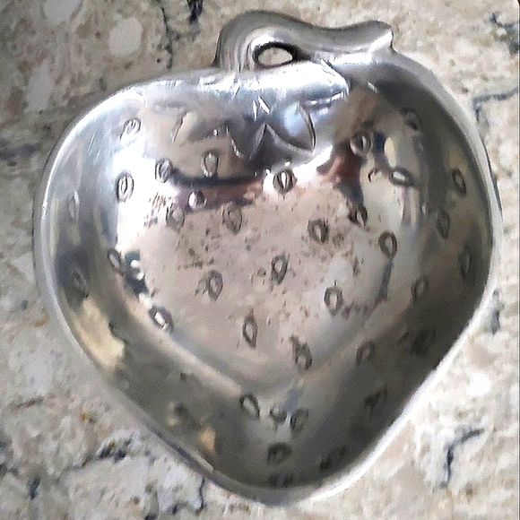 STRAWBERRY SHAPED SILVER METAL BOWL - Picture 3 of 11